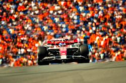 lol季中赛-红牛车队翻盘梅赛德斯，拉塞尔带队取胜