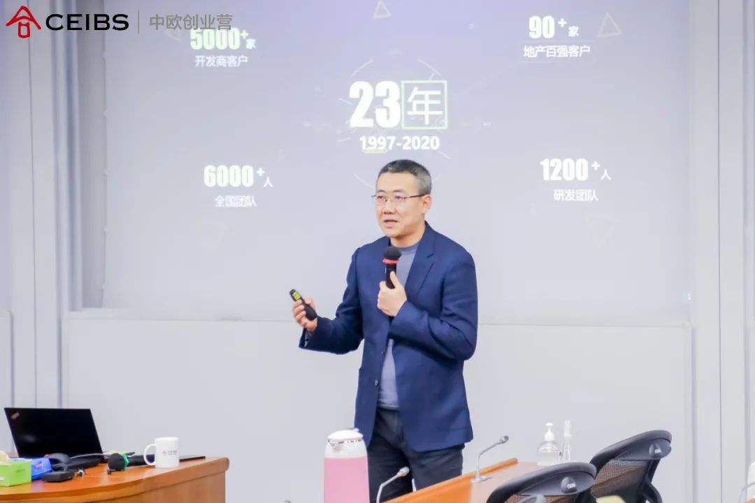 球队总经理在采访中透露了未来引援计划的大致方向的简单介绍